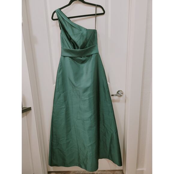 Alfred Sung Green Gown With Draped One-shoulder and Pockets - Picture 7 of 9